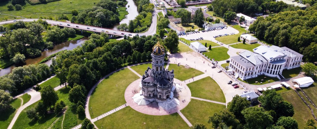 Знаменская церковь в Дубровицах,  - Фото с квадрокоптера