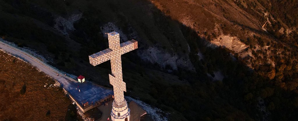 Поклонный крест на Маркотхском хребте, Геленджик - Фото с квадрокоптера