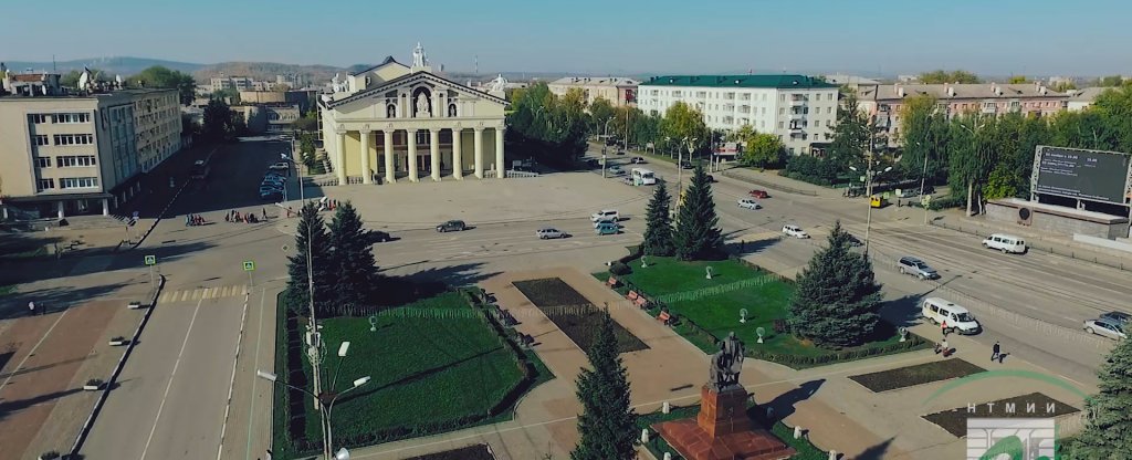 Нижний Тагил - памятник Черепановым и скульптуры драмтеатра,  - Фото с квадрокоптера